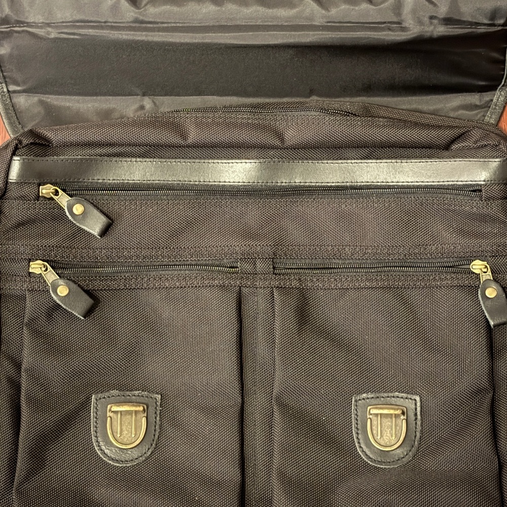 Satchels Black Canvas and Leather Messenger Briefcase – Unsex - Picture 3 of 11